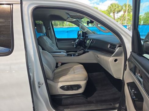 Used 2023 Jeep Wagoneer L Series II image 4