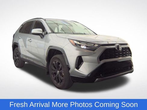 Used 2025 Toyota RAV4 SE image 4