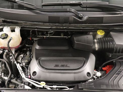 Used 2024 Chrysler Pacifica Touring-L image 23