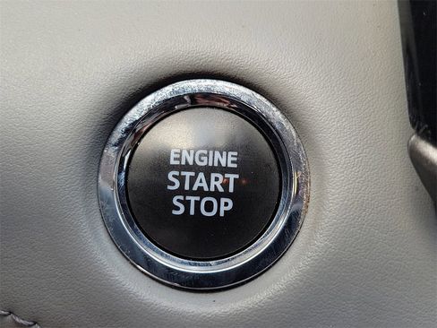 Used 2022 Toyota Highlander XLE image 12