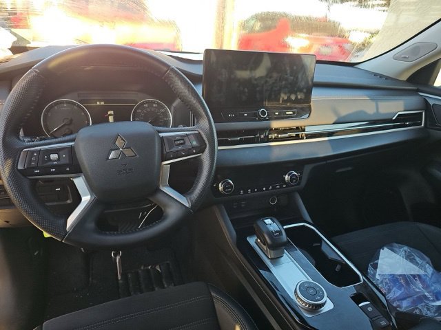 Used 2025 Mitsubishi Outlander SE AWD/4WD image 12