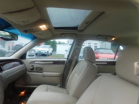 Used 2003 Lincoln Town Car Cartier RWD image 45