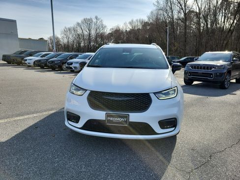 New 2026 Chrysler Pacifica Limited image 3