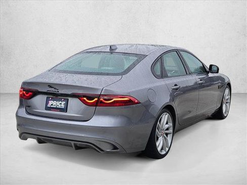 Used 2021 Jaguar XF SE RWD image 5