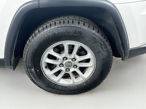 Used 2018 Jeep Grand Cherokee Laredo image 11