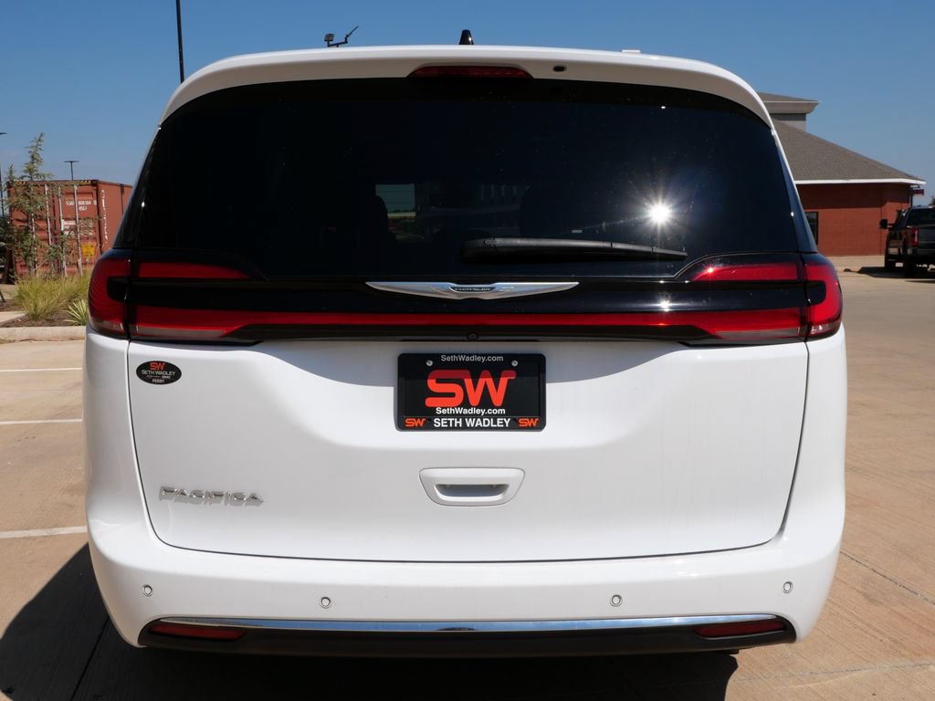 Used 2023 Chrysler Pacifica Touring FWD image 3