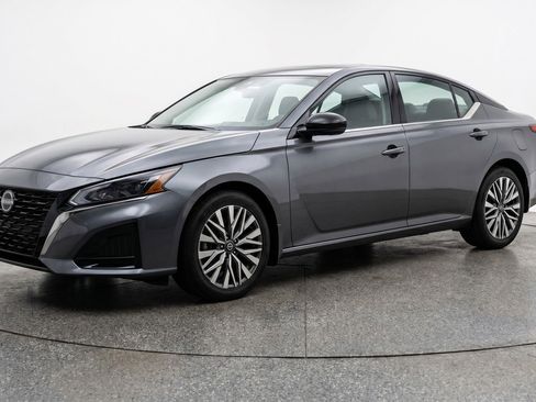 Used 2025 Nissan Altima 2.5 SV FWD image 3