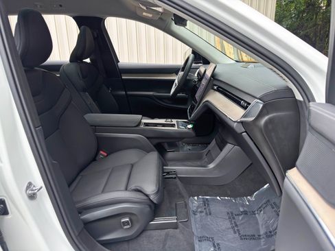 Used 2025 Volvo EX90 Ultra AWD/4WD image 16