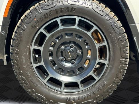 New 2026 Land Rover Defender 110 OCTA AWD/4WD image 28