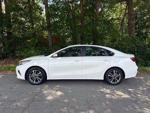 Used 2023 Kia Forte LXS image 2