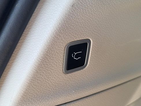 Used 2023 Chrysler Pacifica Touring-L FWD image 5