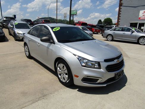 Used 2016 Chevrolet Cruze LS FWD image 2