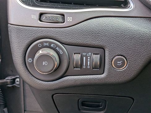 Used 2022 Jeep Cherokee Limited image 12