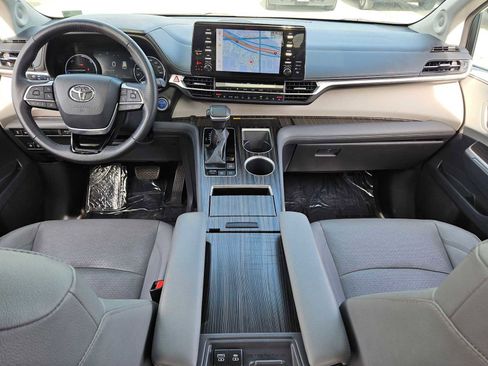 Used 2021 Toyota Sienna Limited image 16