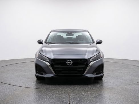 Used 2025 Nissan Altima 2.5 SV FWD image 2