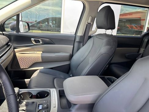 Certified 2026 Kia Carnival FWD image 13