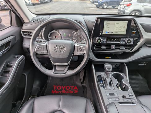 Certified 2023 Toyota Highlander XLE image 30