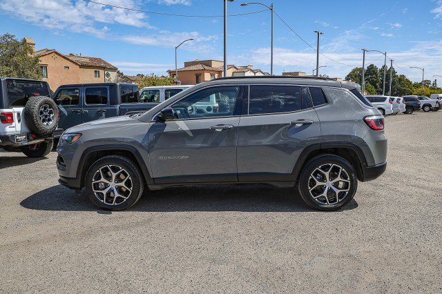 Used 2024 Jeep Compass Latitude AWD/4WD image 7