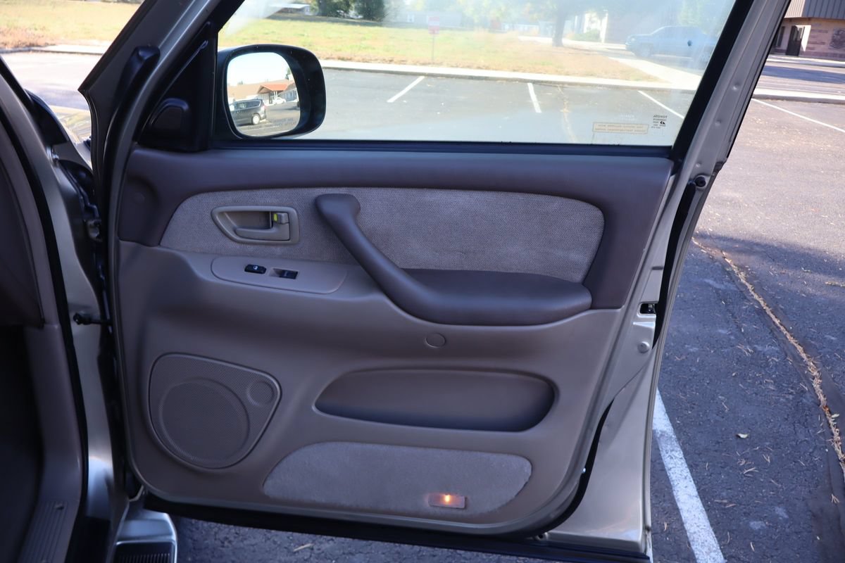 Used 2001 Toyota Sequoia SR5 AWD/4WD image 28
