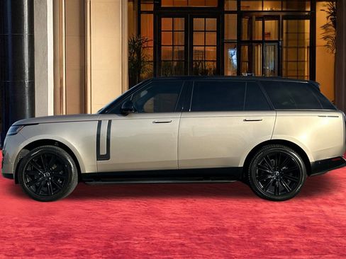 Used 2024 Land Rover Range Rover Long Wheelbase Autobiography image 3