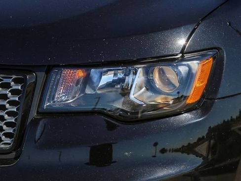 Used 2020 Jeep Grand Cherokee Altitude AWD/4WD image 8