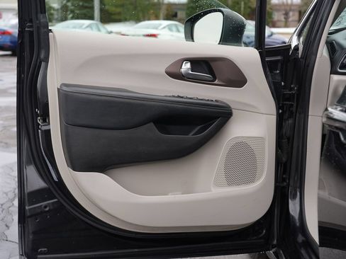 Used 2020 Chrysler Voyager LX FWD image 14