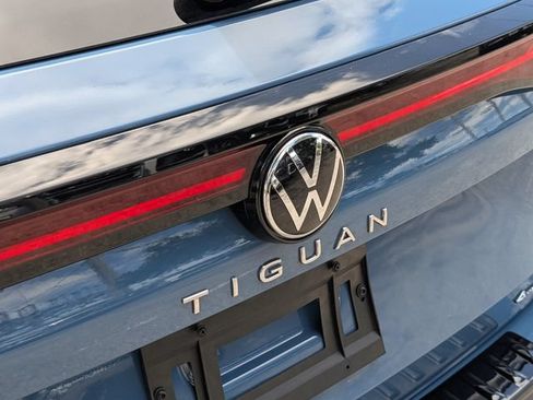Certified 2025 Volkswagen Tiguan SE w/ Panoramic Sunroof Package AWD/4WD image 16