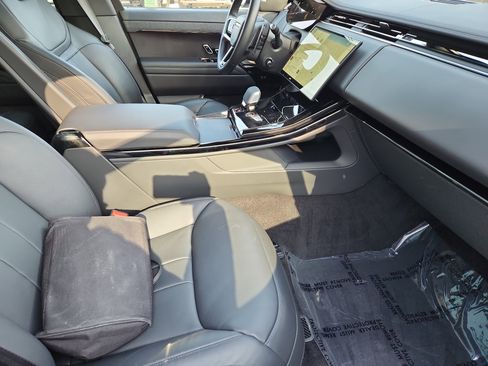 Used 2025 Land Rover Range Rover Sport SE image 3