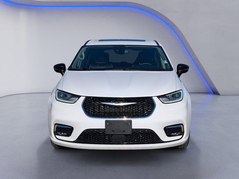 Used 2024 Chrysler Pacifica Limited image 3