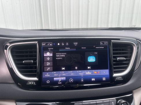 Used 2023 Chrysler Pacifica Touring-L image 22