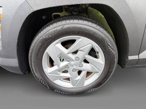 Certified 2025 Hyundai Kona SE image 9