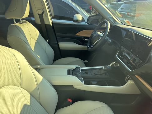 Used 2025 Toyota Grand Highlander Limited image 6