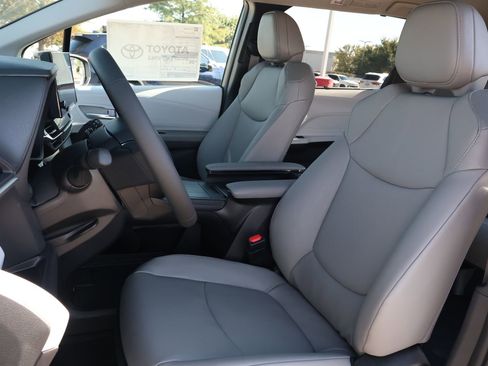 New 2026 Toyota Sienna XLE FWD image 28