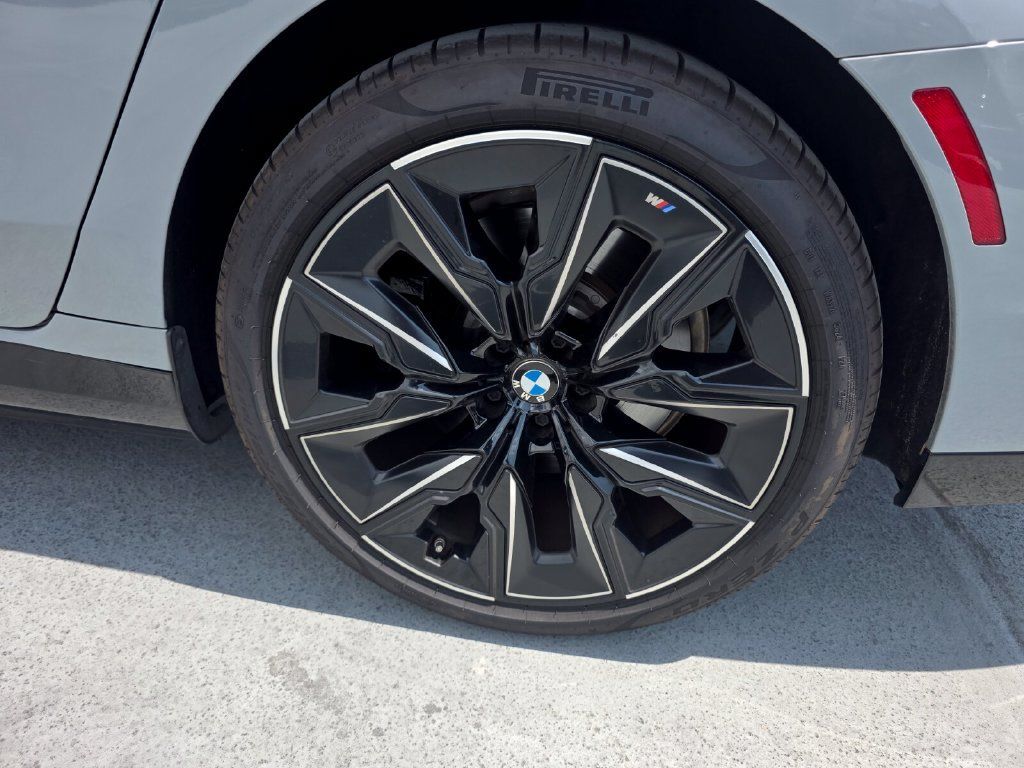 Used 2023 BMW i7 xDrive60 AWD/4WD image 17
