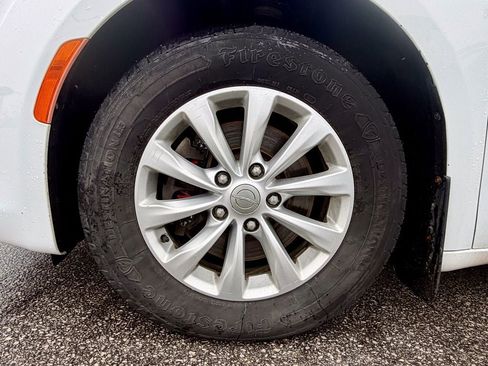 Used 2017 Chrysler Pacifica Touring-L FWD image 40