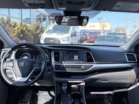 Used 2019 Toyota Highlander XLE AWD/4WD image 34