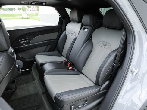 Used 2023 Bentley Bentayga Extended Wheelbase AWD/4WD image 31
