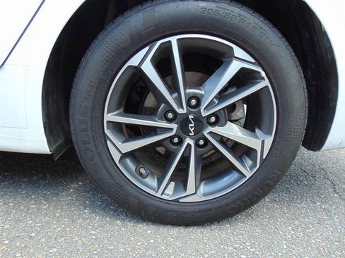 Used 2024 Kia Forte LXS image 9