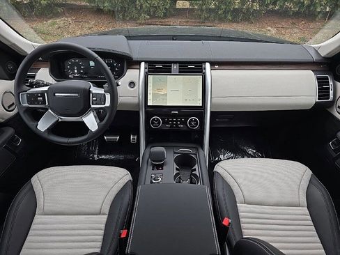 New 2025 Land Rover Discovery Dynamic SE image 9