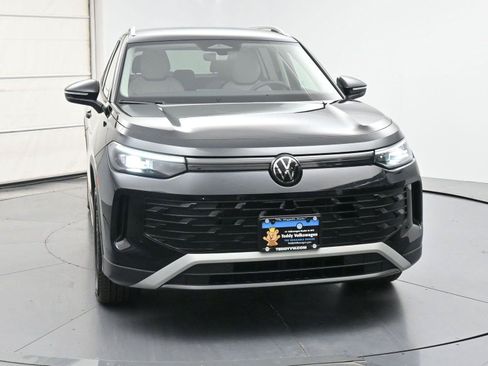 Used 2025 Volkswagen Tiguan SE AWD/4WD image 29