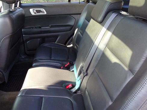 Used 2014 Ford Explorer XLT w/ Equipment Group 202A AWD/4WD image 18