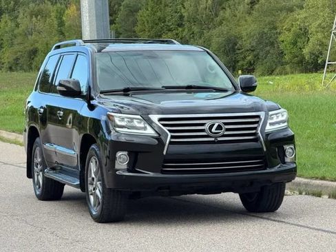 Used 2013 Lexus LX 570 4WD w/ Luxury Pkg image 4