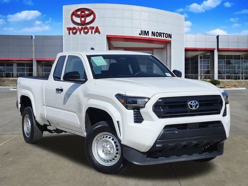 Used 2025 Toyota Tacoma SR image 1