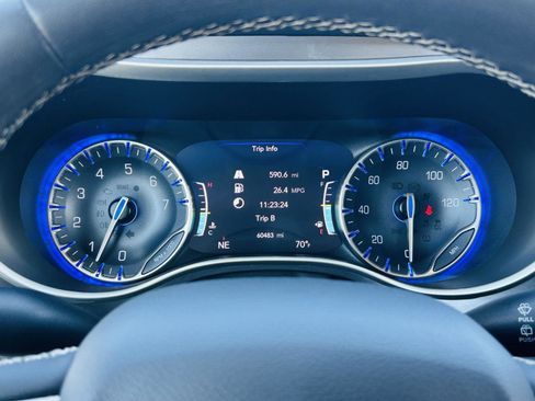 Used 2022 Chrysler Pacifica Touring-L FWD image 18