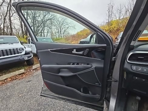 Used 2018 Kia Sorento SX image 19