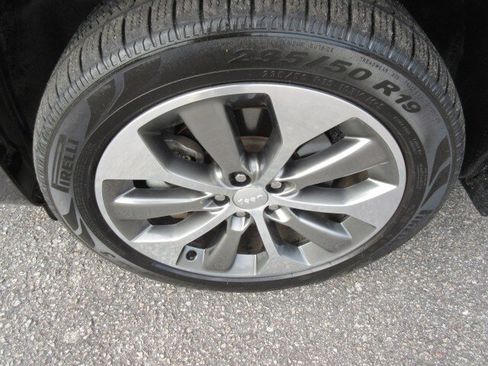 Used 2019 Jeep Cherokee Overland w/ Technology Group AWD/4WD image 9