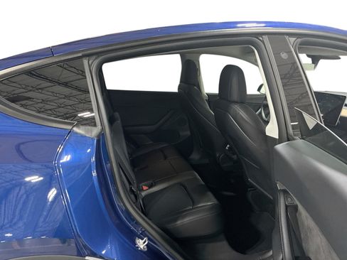 Certified 2022 Tesla Model Y Long Range AWD/4WD image 11