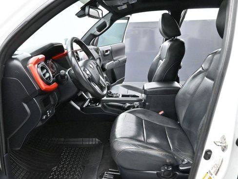 Used 2019 Toyota Tacoma TRD Sport image 11
