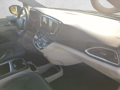 Used 2024 Chrysler Pacifica Touring-L image 22