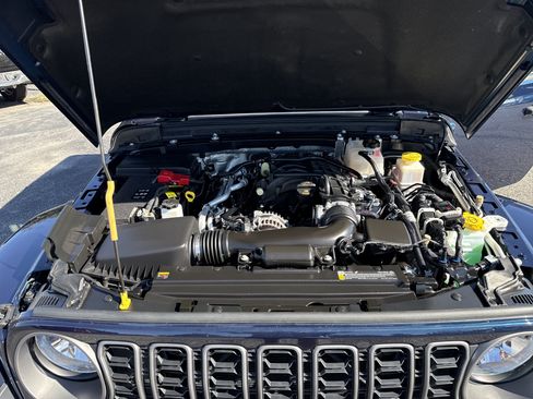 Used 2025 Jeep Gladiator Sport AWD/4WD image 23